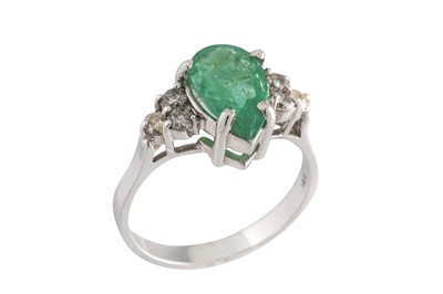 Lot 93 - AN EMERALD AND DIAMOND CLUSTER RING, the pear...