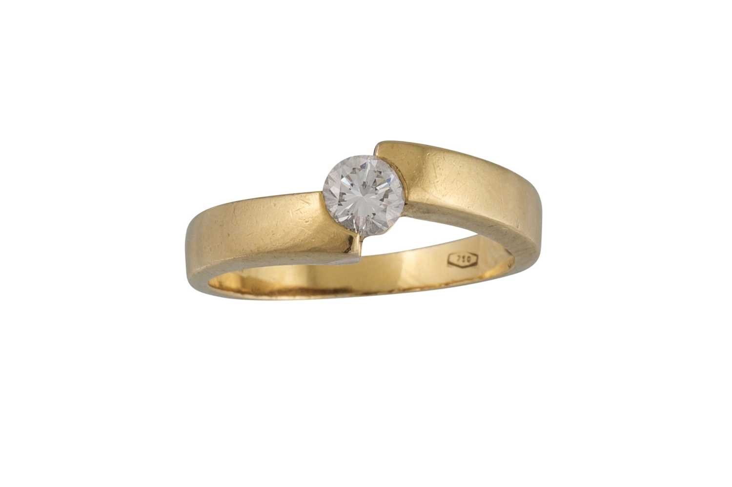 Lot 161 - A DIAMOND SOLITAIRE RING, in a cross-over...