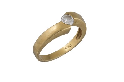 Lot 161 - A DIAMOND SOLITAIRE RING, in a cross-over...