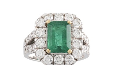 Lot 217 - A DIAMOND AND EMERALD CLUSTER RING, the...