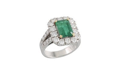 Lot 217 - A DIAMOND AND EMERALD CLUSTER RING, the...