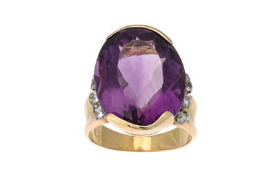 Lot 60 - AN AMETHYST SINGLE STONE RING, the oval...