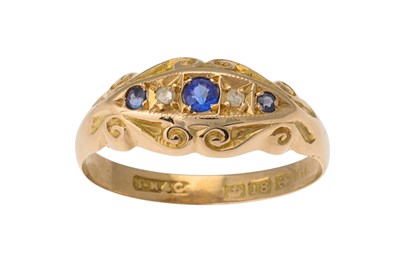 Lot 61 - AN ANTIQUE DIAMOND AND SAPPHIRE RING, mounted...