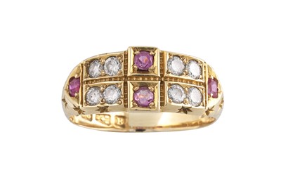Lot 117 - AN ANTIQUE DIAMOND AND RUBY RING, set with...
