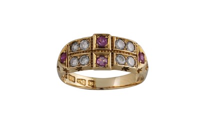 Lot 117 - AN ANTIQUE DIAMOND AND RUBY RING, set with...