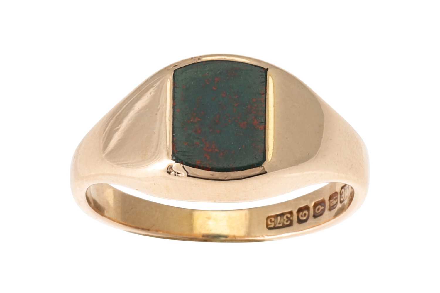 Lot 62 - A BLOODSTONE SIGNET RING, mounted in 9ct gold