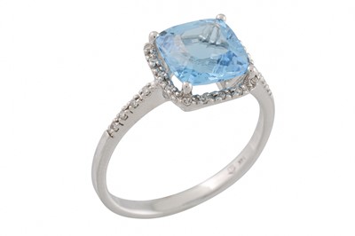 Lot 7 - A DIAMOND AND TOPAZ CLUSTER RING, the cushion...