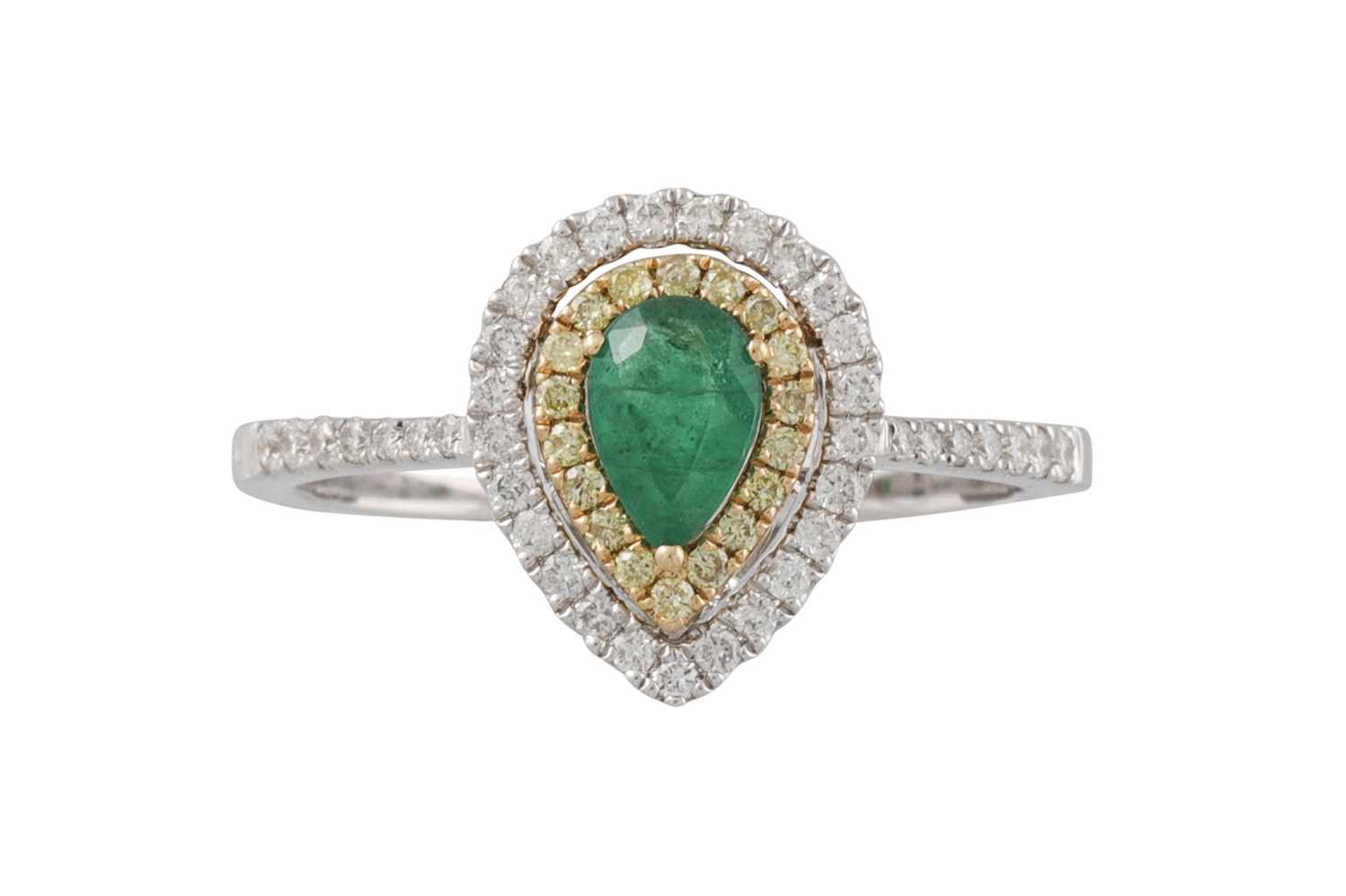 Lot 29 - A DIAMOND AND EMERALD RING, the pear shaped...