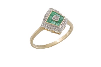 Lot 46 - A DIAMOND AND EMERALD CLUSTER RING, of square...
