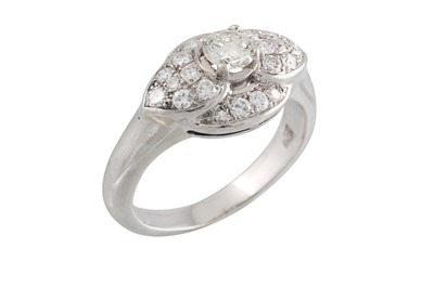 Lot 102 - A VINTAGE DIAMOND CLUSTER RING, the brilliant...