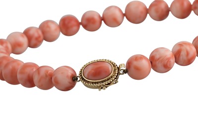 Lot 110 - A CORAL NECKLACE, to a 14ct yellow gold and...