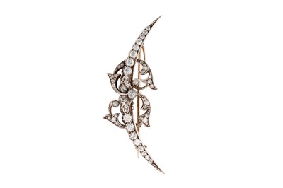 Lot 109 - AN ANTIQUE DIAMOND CRESCENT BROOCH, with...