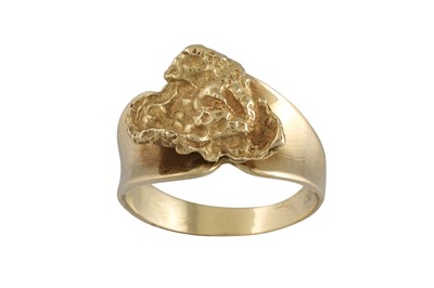 Lot 296 - AN 18CT GOLD RING, textured decoration