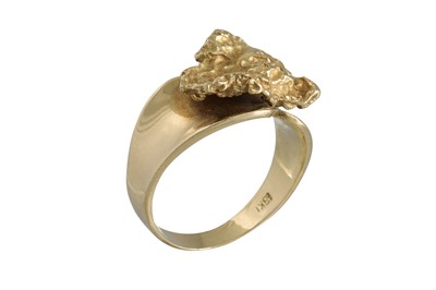 Lot 296 - AN 18CT GOLD RING, textured decoration
