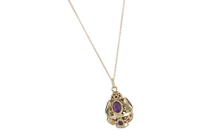 Lot 43 - A VINTAGE PERIDOT AND AMETHYST PENDANT, set in...