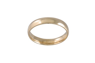 Lot 318 - A 9CT YELLOW GOLD GENTS BAND RING, size: U