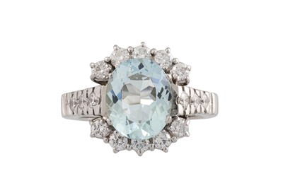 Lot 274 - AN AQUAMARINE AND DIAMOND CLUSTER RING, the...