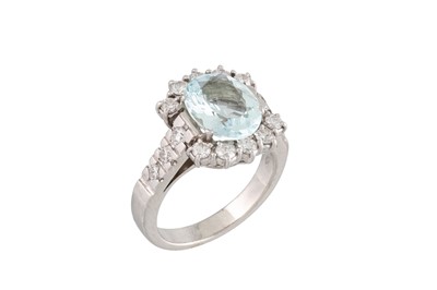 Lot 274 - AN AQUAMARINE AND DIAMOND CLUSTER RING, the...