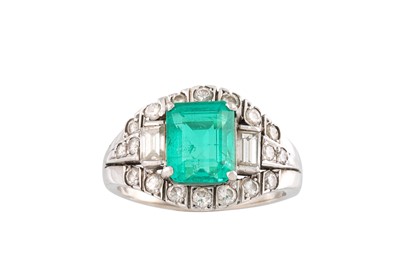 Lot 459 - AN EMERALD AND DIAMOND CLUSTER RING, the...