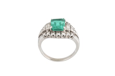 Lot 236 - AN EMERALD AND DIAMOND CLUSTER RING, the...