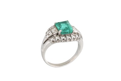 Lot 236 - AN EMERALD AND DIAMOND CLUSTER RING, the...