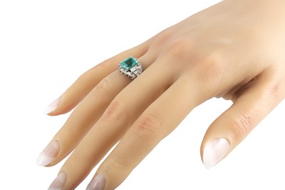 Lot 387 - AN EMERALD AND DIAMOND CLUSTER RING, the...