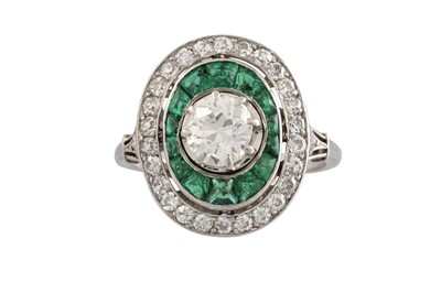 Lot 368 - AN ANTIQUE EMERALD AND DIAMOND PLAQUE RING,...