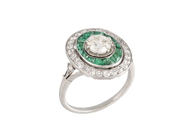 Lot 368 - AN ANTIQUE EMERALD AND DIAMOND PLAQUE RING,...