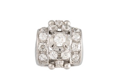 Lot 234 - AN ART DECO DIAMOND CLUSTER RING, of domed...
