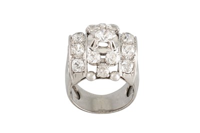 Lot 191 - AN ART DECO DIAMOND CLUSTER RING, of domed...