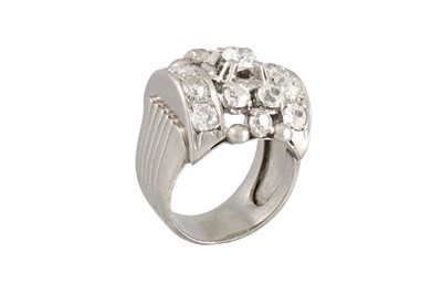 Lot 191 - AN ART DECO DIAMOND CLUSTER RING, of domed...
