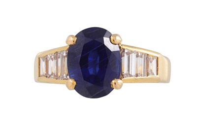 Lot 410 - A SAPPHIRE SINGLE STONE RING, the oval...
