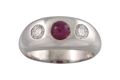 Lot 197 - A RUBY AND DIAMOND THREE STONE RING, set with...
