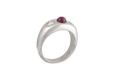 Lot 239 - A RUBY AND DIAMOND THREE STONE RING, set with...