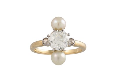 Lot 199 - AN ANTIQUE PEARL AND DIAMOND UP FINGER RING,...
