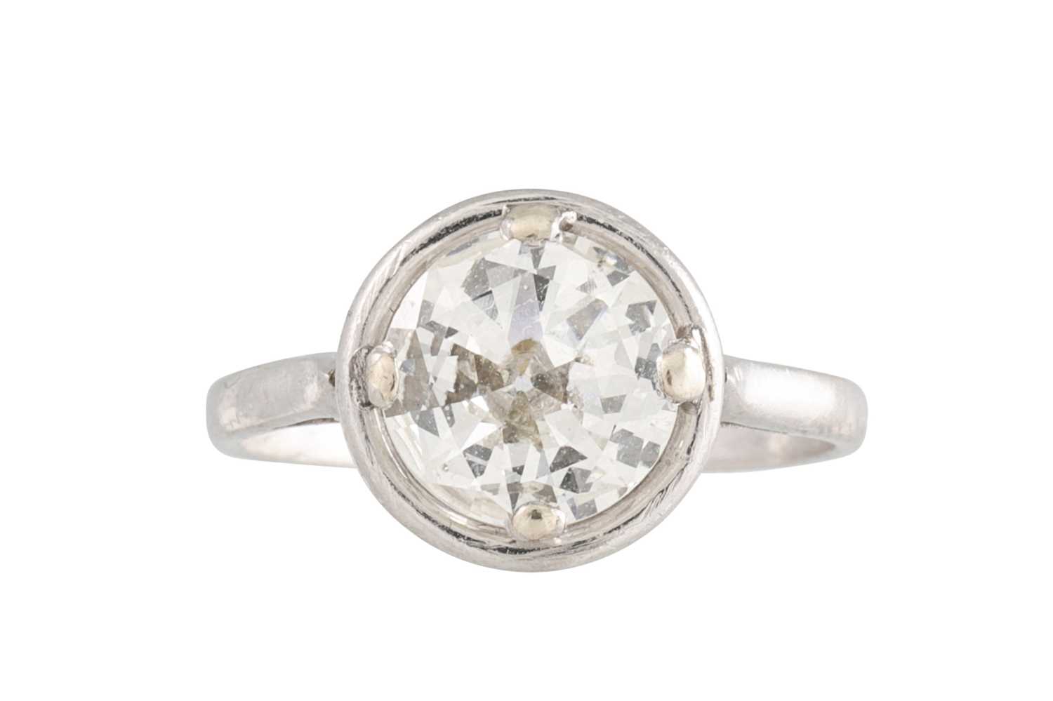Lot 358 - A VINTAGE DIAMOND SOLITAIRE RING, the old cut...