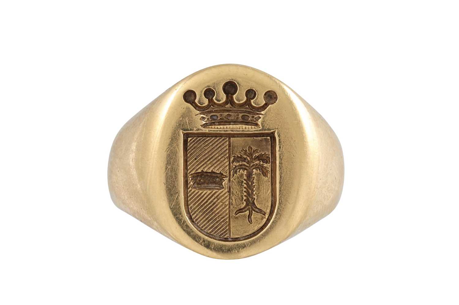 Lot 362 - A VINTAGE 18CT GOLD SIGNET RING, bearing a