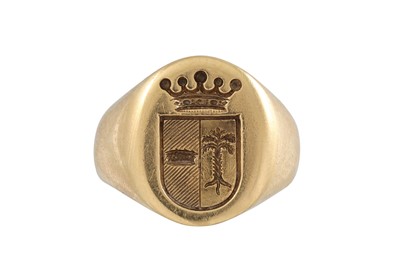Lot 362 - A VINTAGE 18CT GOLD SIGNET RING, bearing a...