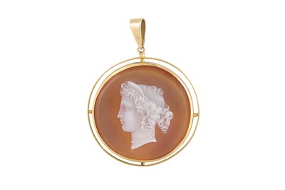 Lot 376 - A VINTAGE SHELL CAMEO PENDANT, gold framed...
