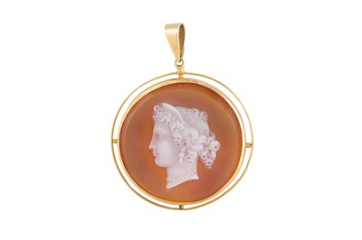 Lot 251 - A VINTAGE SHELL CAMEO PENDANT, gold framed...