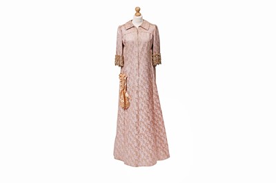 Lot 87 - A PINK AND GOLD BROCADE EVENING DRESS with...