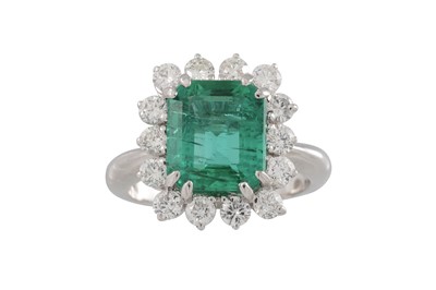 Lot 185 - A DIAMOND AND EMERALD CLUSTER RING, the...
