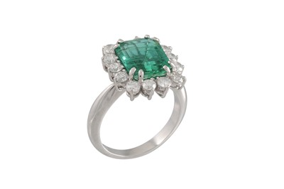Lot 185 - A DIAMOND AND EMERALD CLUSTER RING, the...