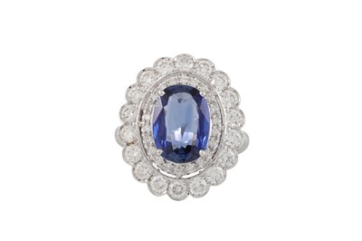 Lot 186 - A SAPPHIRE AND DIAMOND CLUSTER RING, the oval...