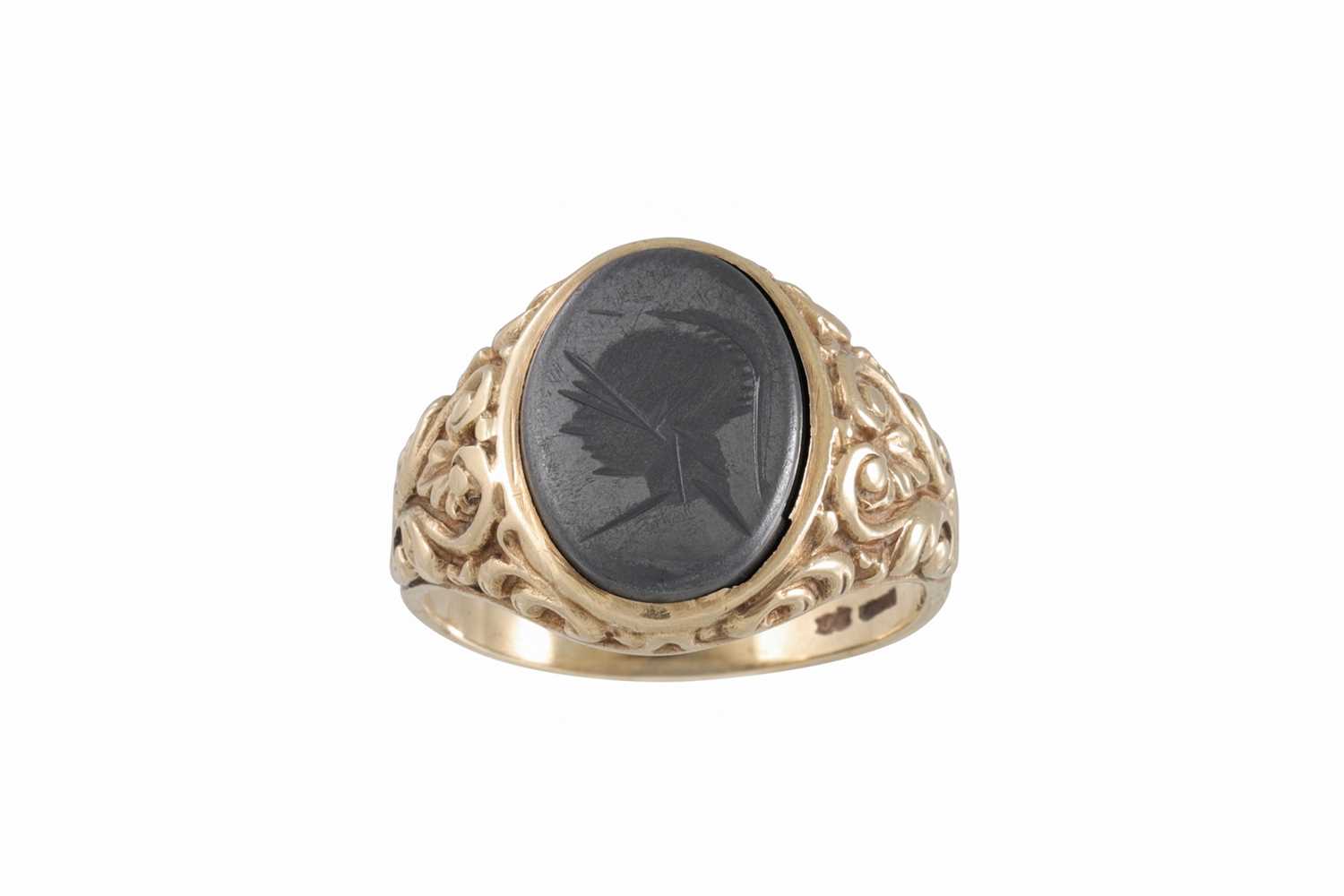 Lot 6 - A GENT'S SIGNET RING, carved with a seal,...