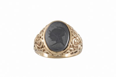 Lot 121 - A GENT'S SIGNET RING, carved with a seal,...