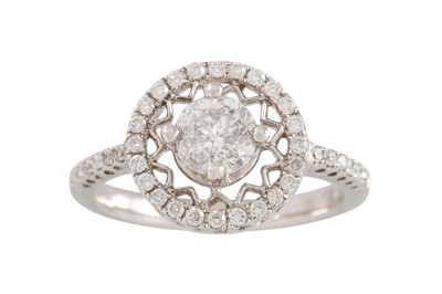 Lot 157 - A DIAMOND CLUSTER RING, set with brilliant cut...