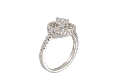 Lot 157 - A DIAMOND CLUSTER RING, set with brilliant cut...