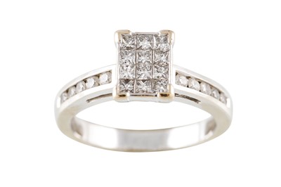 Lot 7 - A DIAMOND CLUSTER RING, with diamond shoulders,...