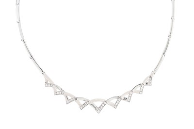 Lot 46 - A COLLAR NECKLACE, in white gold, V shaped...